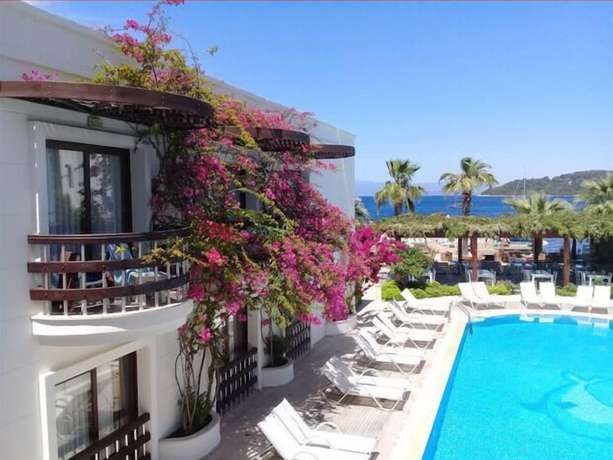 Imagen de la piscina del Beyaz Suite Hotel. Foto 18