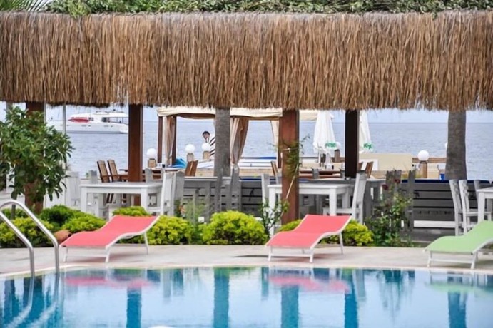 Imagen de la piscina del Beyaz Suite Hotel. Foto 20