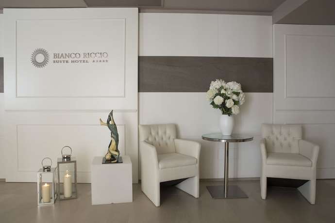 Imagen de los interiores del Bianco Riccio Suite Hotel. Foto 14