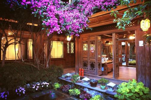 Imagen general del Big Tree Guesthouse - Naxi old style. Foto 8