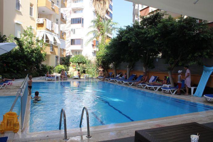 Imagen de la piscina del Bin Billa Hotel. Foto 15