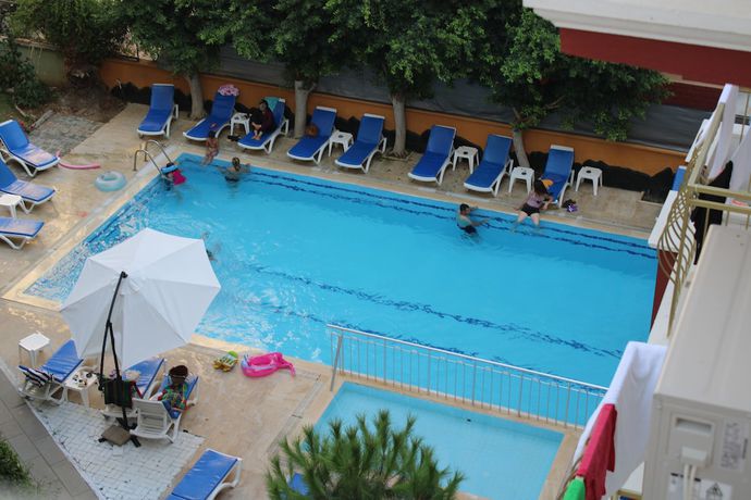 Imagen de la piscina del Bin Billa Hotel. Foto 17
