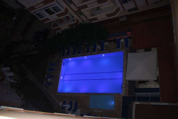 Imagen de la piscina del Bin Billa Hotel. Foto 18