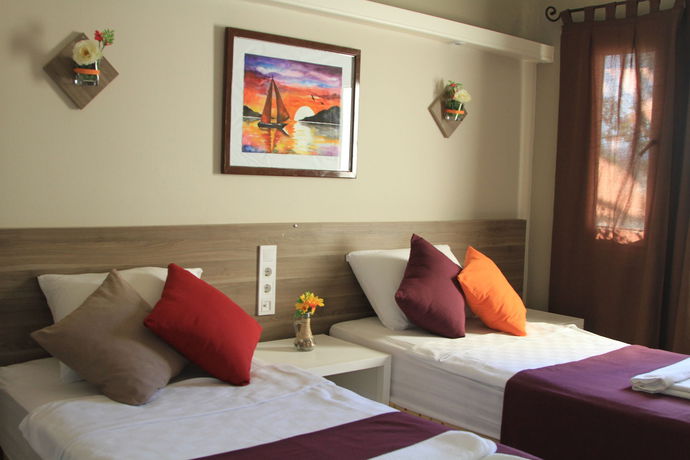 Imagen de los exteriores del Bitez Marina Hotel. Foto 5