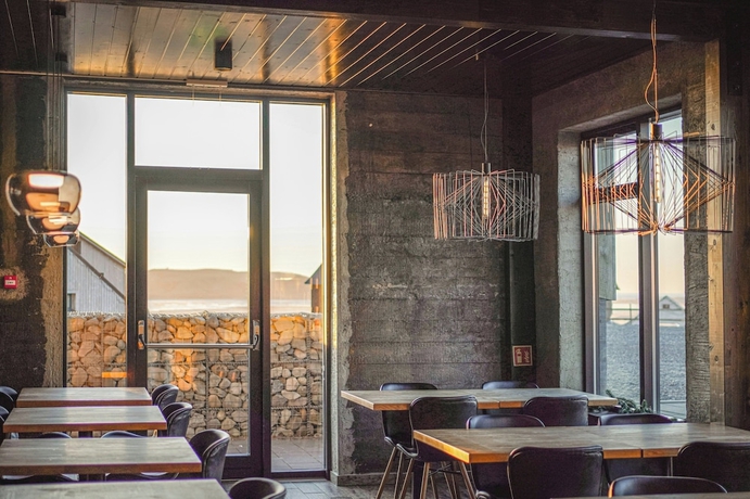 Imagen del bar/restaurante del Black Beach Suites. Foto 2