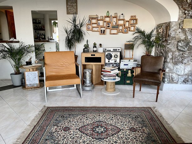 Imagen de los interiores del Black Market Hotel. Foto 18