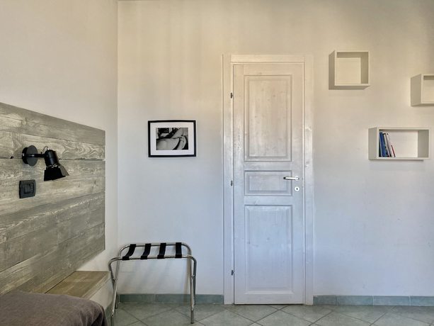 Imagen de la habitación del Black Market Hotel. Foto 12