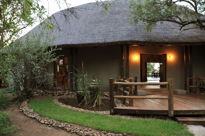 Imagen de los exteriores del Black Rhino Game Lodge. Foto 8