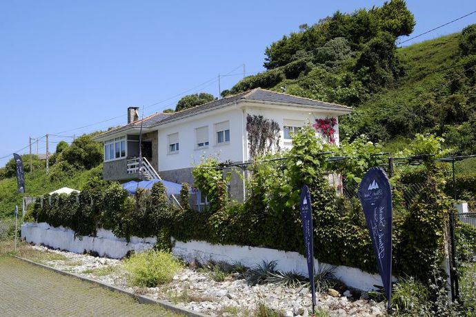 Imagen de los exteriores del Black Shark Surfhouse. Foto 4