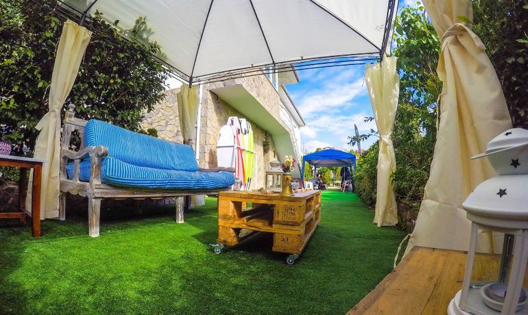 Imagen de los exteriores del Black Shark Surfhouse. Foto 5