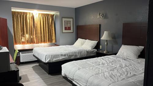 Imagen de la habitación del BlissPoint Inn & Suites, Northwood. Foto 14