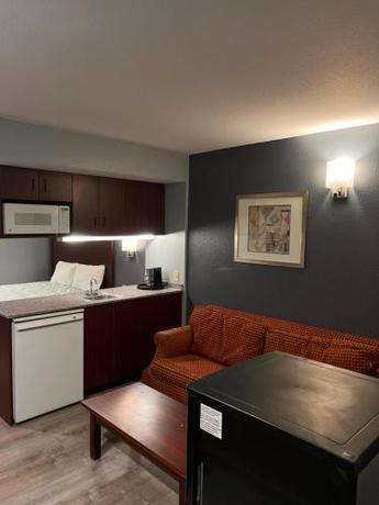 Imagen de la habitación del BlissPoint Inn & Suites, Northwood. Foto 15