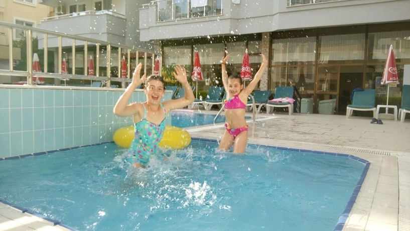Imagen de la piscina del Blue Heaven Apart Hotel. Foto 17
