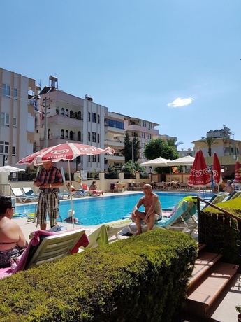 Imagen de la piscina del Blue Heaven Apart Hotel. Foto 18