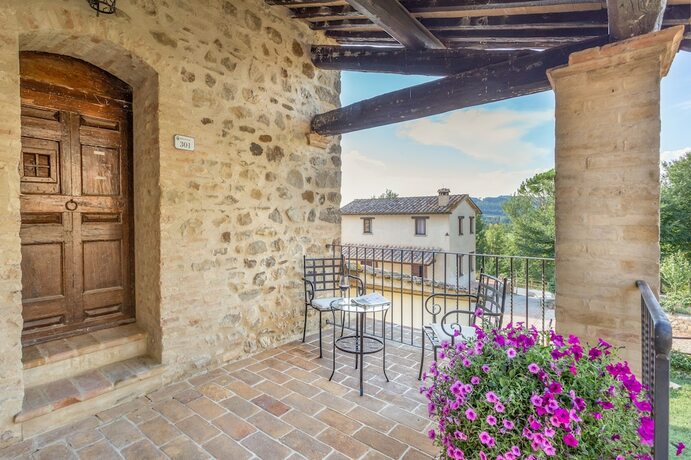 Imagen de la habitación del Borgo Pulciano Agriturismo. Foto 15