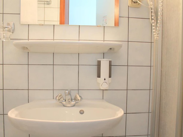 Imagen de la habitación del Brunnen Hotel. Foto 17