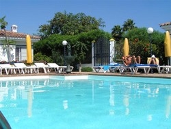 Imagen de la piscina del Bungalows Laura. Foto 5