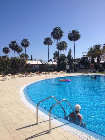 Imagen de la piscina del Bungalows Los Tunos. Foto 8