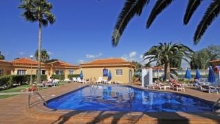 Imagen de la piscina del Bungalows los Claveles Park. Foto 6