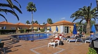 Imagen de la piscina del Bungalows los Claveles Park. Foto 7