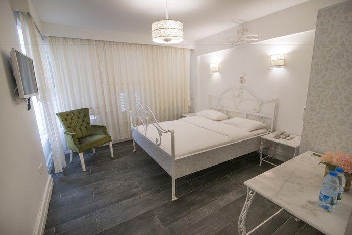 Imagen de la habitación del Buyukada Port Hotel. Foto 7