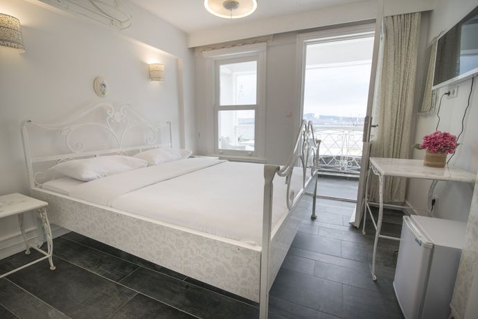 Imagen de la habitación del Buyukada Port Hotel. Foto 11