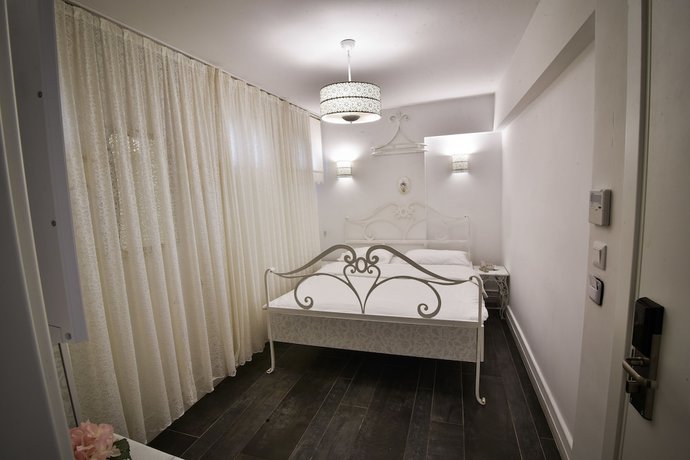 Imagen de la habitación del Buyukada Port Hotel. Foto 13
