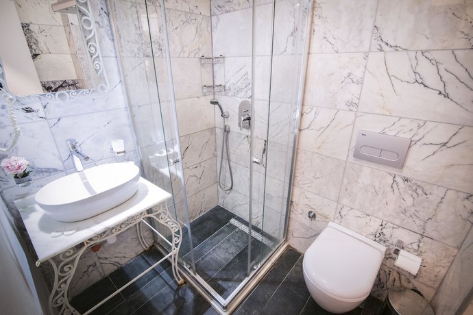 Imagen de la habitación del Buyukada Port Hotel. Foto 14