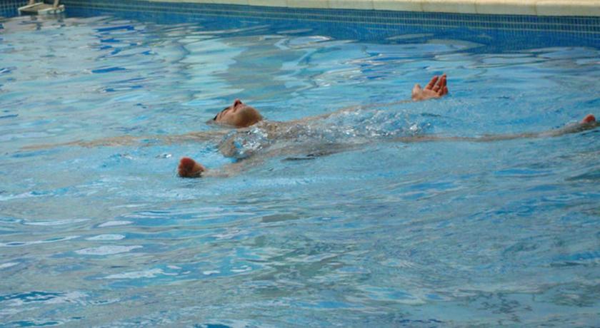 Imagen de la piscina del Caba&ntilde;as Antilhue. Foto 12