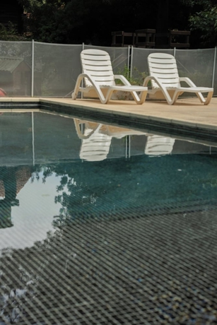 Imagen de la piscina del Caba&ntilde;as Baden Baden. Foto 16