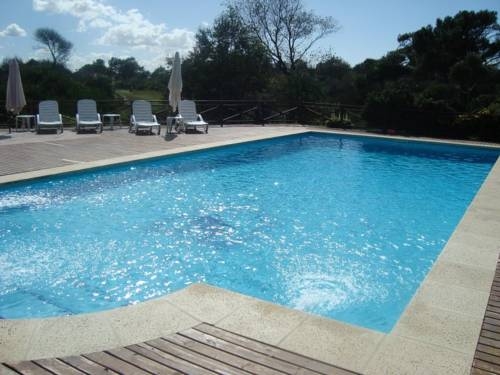 Imagen de la piscina del Caba&ntilde;as Los Ciruelos. Foto 16