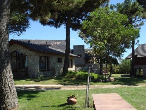 Imagen de los exteriores del Caba&ntilde;as Los Ciruelos. Foto 15