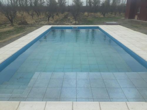 Imagen general del Caba&ntilde;as rodeada de vi&ntilde;edos con piscina. Foto 2