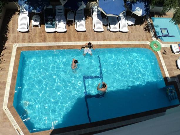 Imagen de la piscina del Cagan Hotel. Foto 18