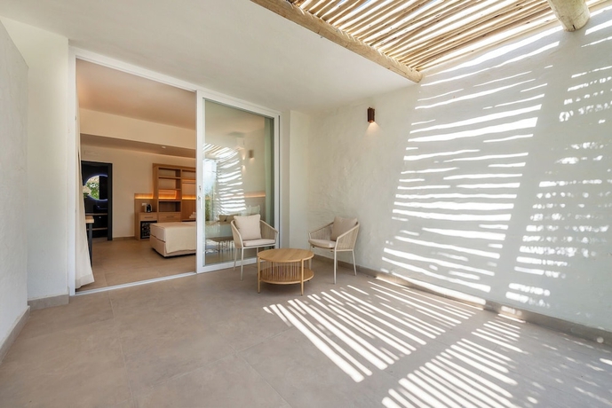 Imagen de la habitación del Cala Lupo Resort. Foto 12