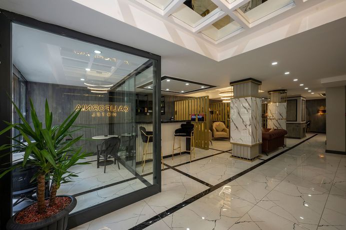 Imagen de los interiores del California Hotel. Foto 16