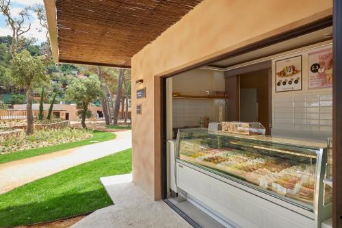 Imagen general del Camping Cala Pola. Foto 7