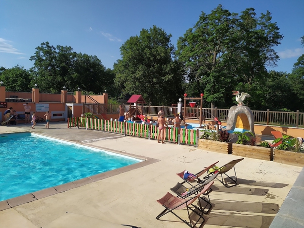 Imagen de la piscina del Camping Domaine de Senaud. Foto 17