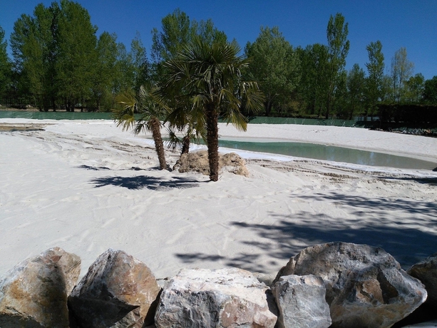 Imagen de la piscina del Camping Le Plan d\'Eau Saint Charles. Foto 17