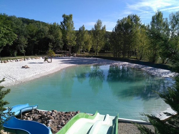 Imagen de la piscina del Camping Le Plan d\'Eau Saint Charles. Foto 18