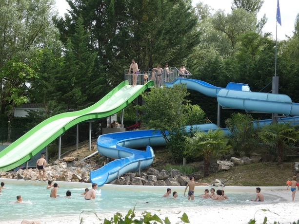 Imagen de la piscina del Camping Le Plan d\'Eau Saint Charles. Foto 19