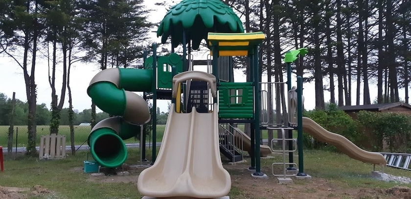Imagen de los exteriores del Camping Le Plan d\'Eau Saint Charles. Foto 12