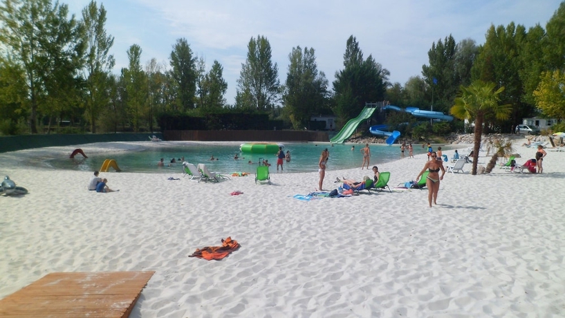 Imagen de los exteriores del Camping Le Plan d\'Eau Saint Charles. Foto 13