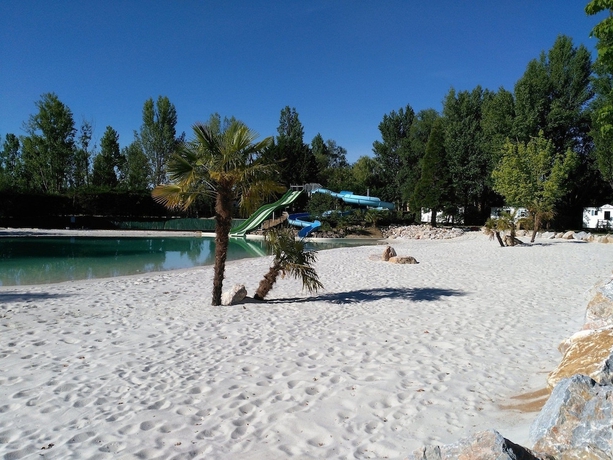 Imagen de los exteriores del Camping Le Plan d\'Eau Saint Charles. Foto 14