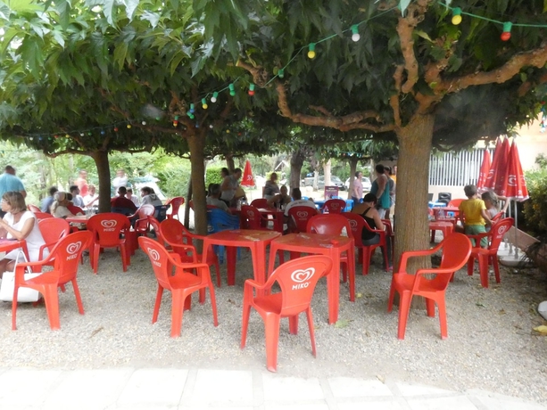Imagen del bar/restaurante del Camping Le Plan d\'Eau Saint Charles. Foto 5