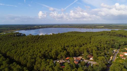 Imagen general del Camping-Village Vacances Les deux Étangs. Foto 11