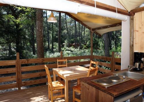 Imagen general del Camping-Village Vacances Les deux Étangs. Foto 13