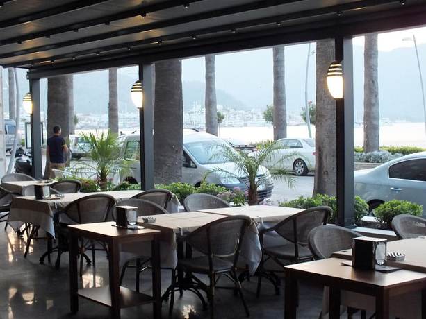 Imagen del bar/restaurante del Candan City Beach Hotel. Foto 2