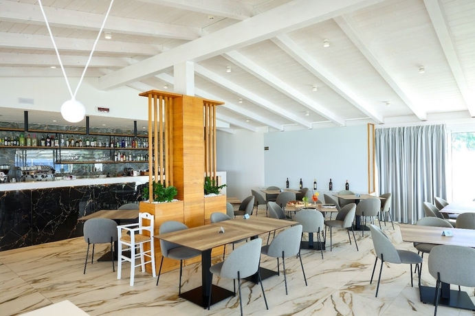 Imagen del bar/restaurante del Capo Vaticano Suites. Foto 4