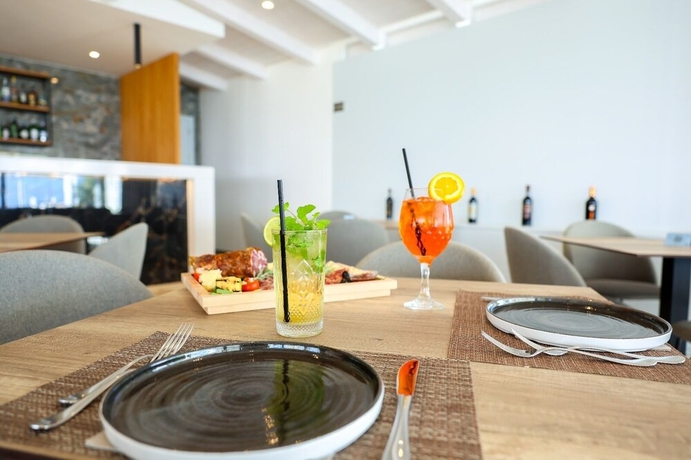Imagen del bar/restaurante del Capo Vaticano Suites. Foto 5